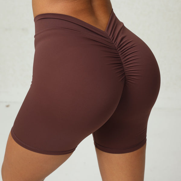 Pantalones cortos de yoga ajustados con arrugas en la parte posterior y escote en V profundo