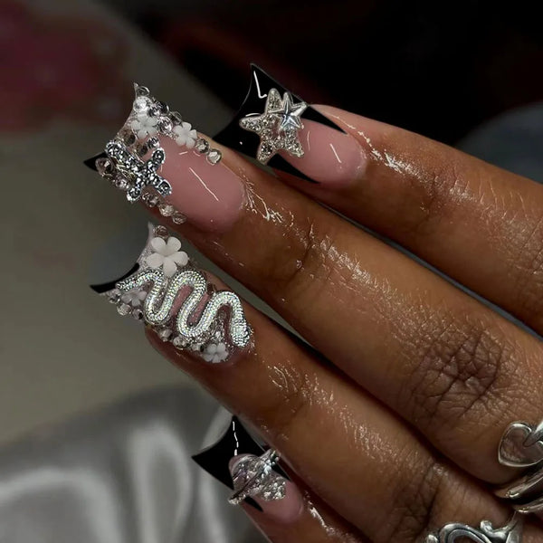 24 short square nail tips. With 3D stereo snake-shaped diamonds. Black duck-foot-shaped French full-stick coverage nail art.